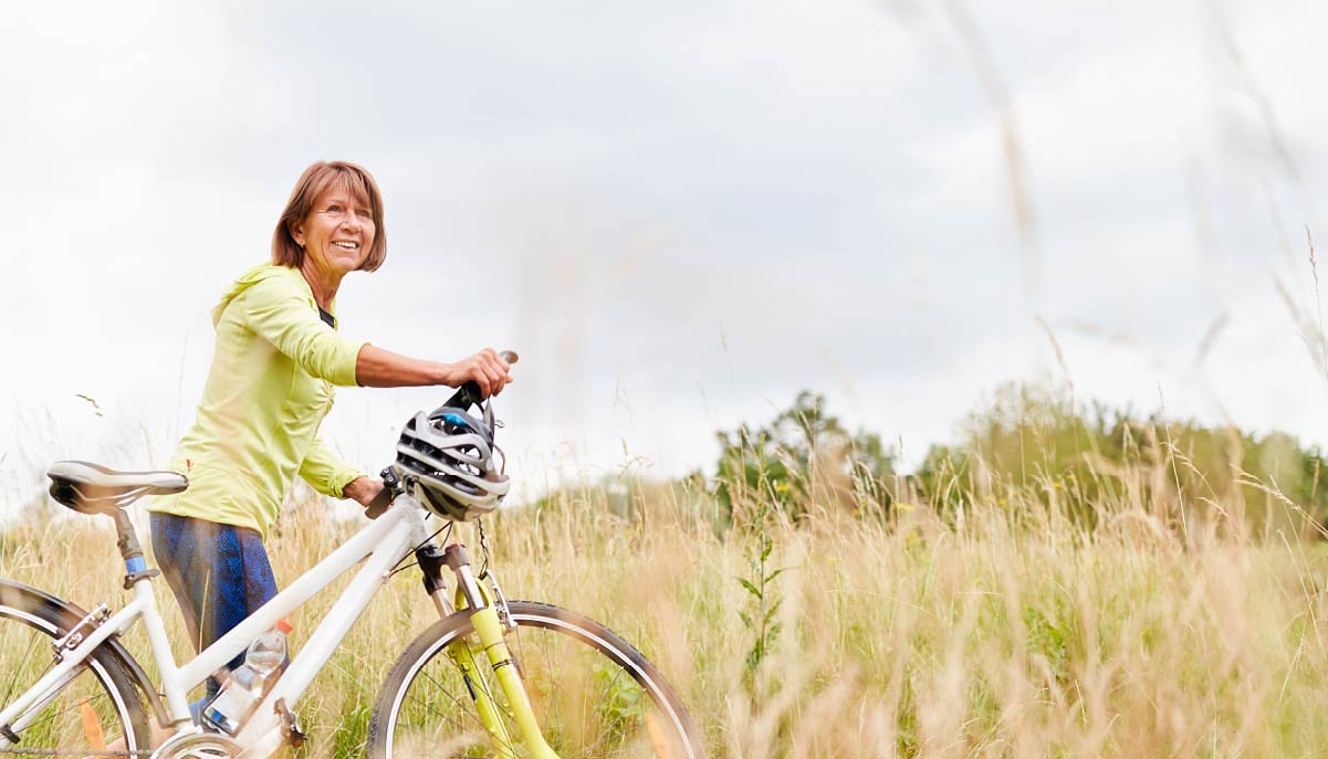 Femme retraitée faisant du vélo