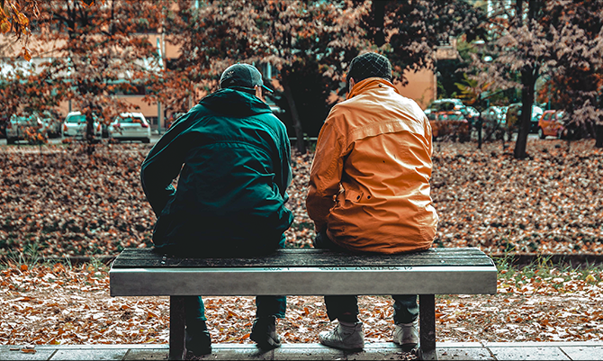 Deux personnes assises