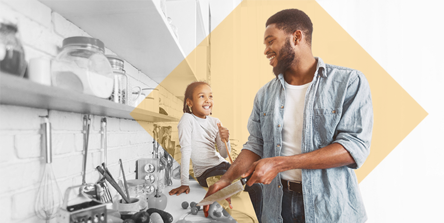 Père et fille s'amusant dans la cuisine