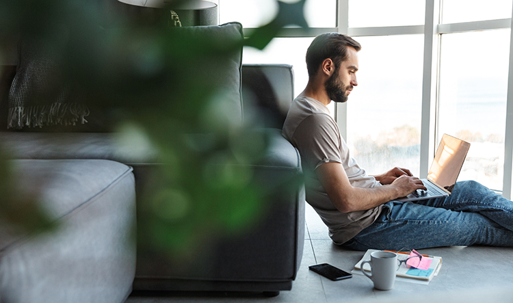 Étudiant travaillant sur son ordinateur portable