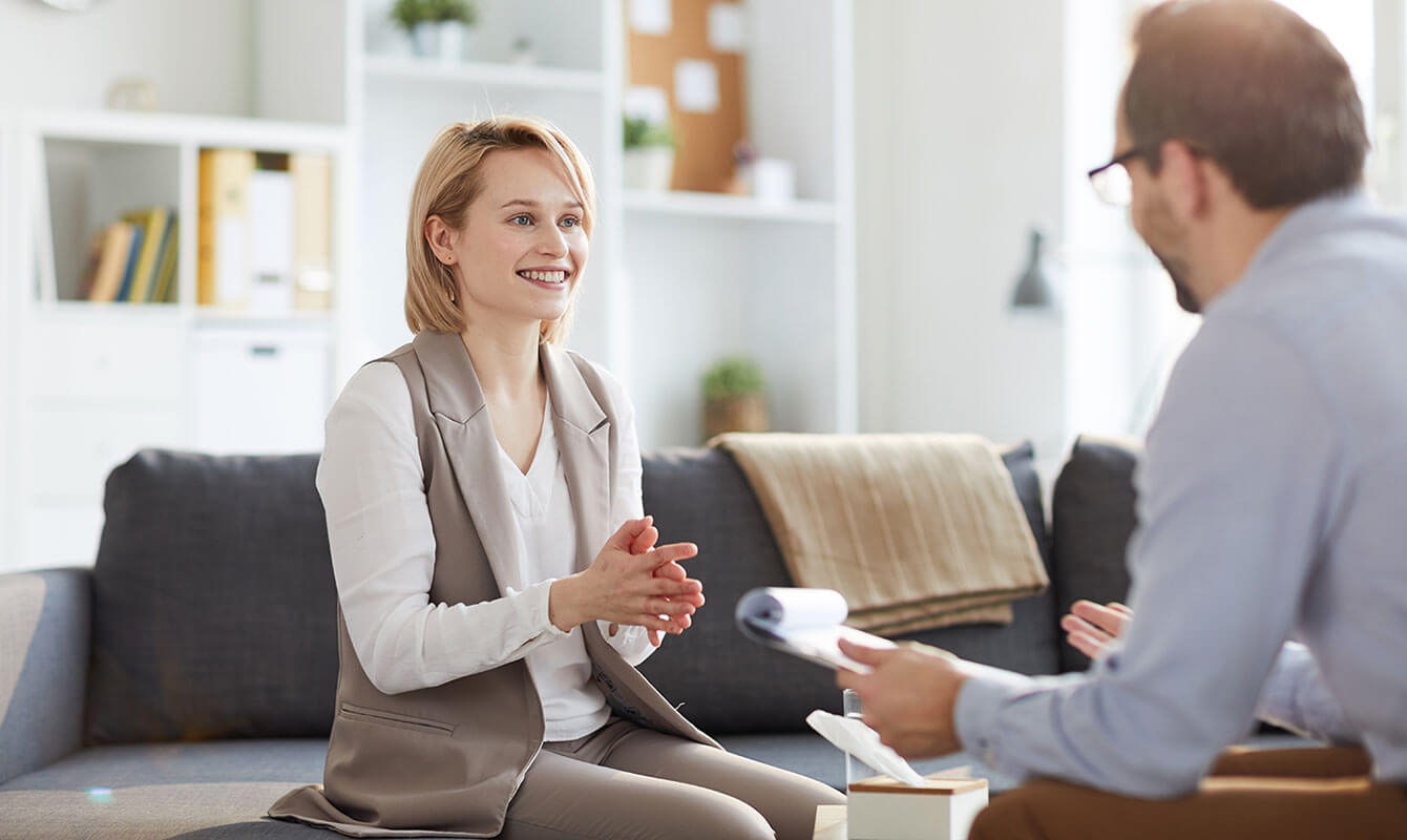 Femme discutant avec une conseillère MD